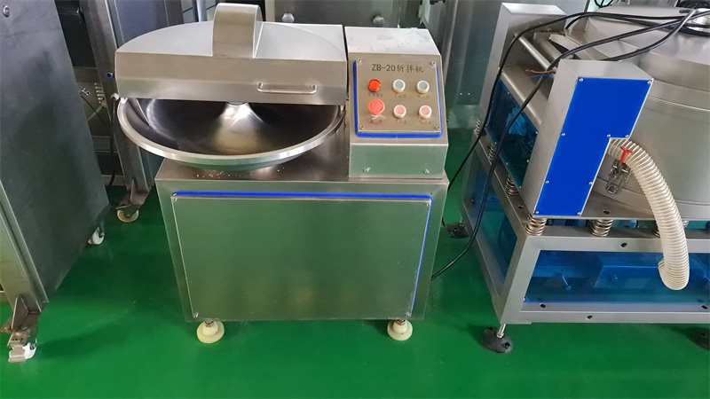 20升的小型斬拌機(jī)對(duì)肉菜切碎拌餡細(xì)膩均勻，深受小作坊喜歡 