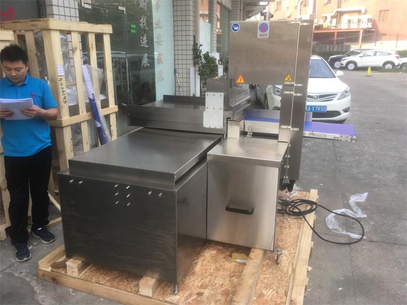 全自動(dòng)鋸骨機(jī)對(duì)凍肉切割加工廠的作用，大得你無(wú)法想象