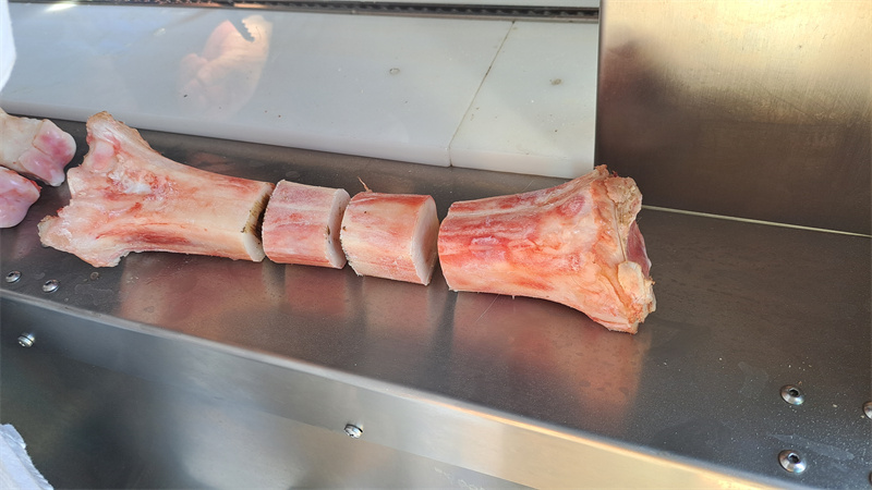 牛棒骨、豬脛骨鋸塊切段，帶骨鮮肉自動進(jìn)料鋸骨機(jī)介紹 